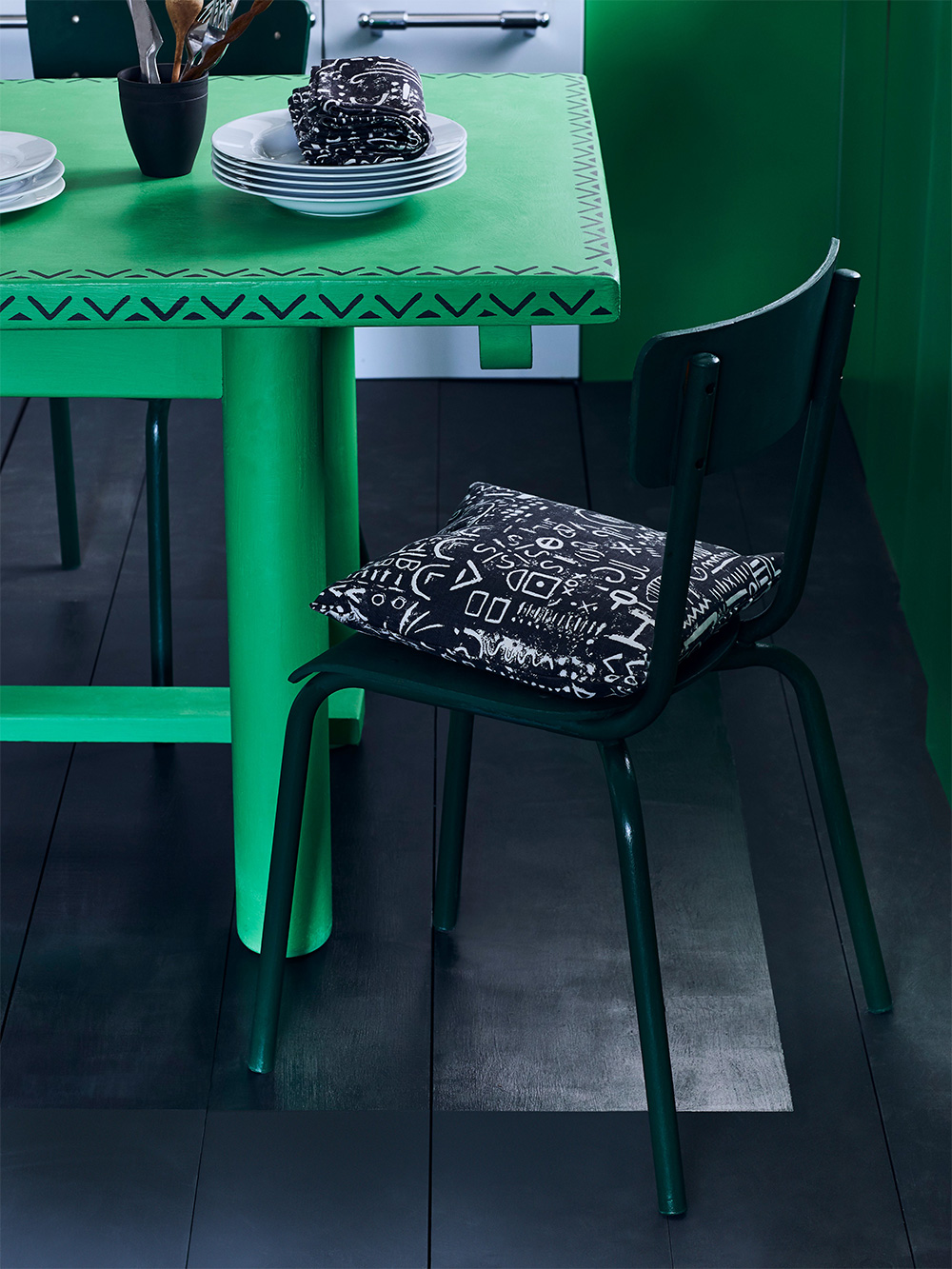 SmallAnnie Sloan Kitchen Chalk Paint In Antibes Green Graphite Floorboards With Gloss Lacquer Detail Lifestyle Portrait 2 