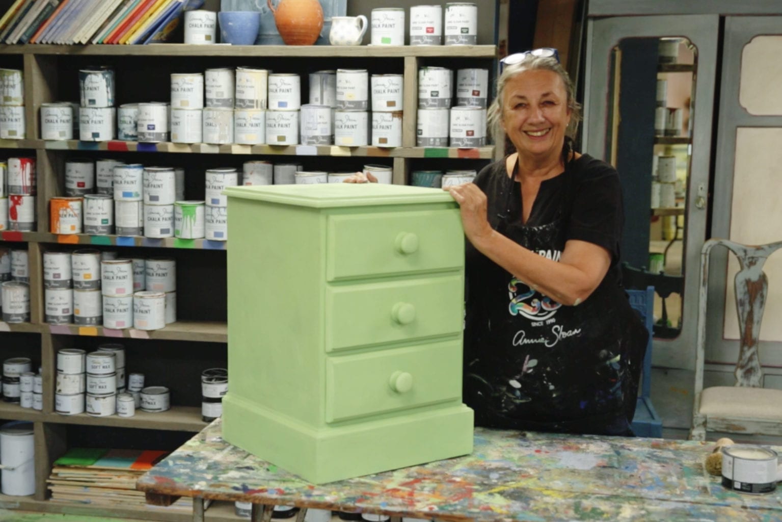 Dresser Upcycle Painted in Annie Sloan Chalk Paint Pure White, Clear Wax,…   Chalk paint furniture dresser, White chalk paint furniture, Black chalk  paint furniture